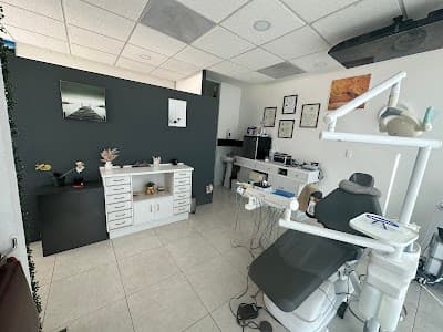 Dra. Alejandra Torrano D' Thomas, Dentista - Odontólogo