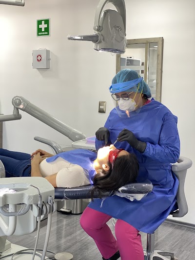 Dentista Periodoncia e Implantes Dentales Yunuen Ángeles (PERIODENTIC)