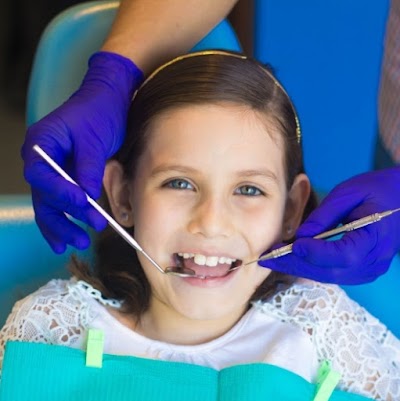 Dr. Angel D. Reyes Solórzano, Dentista - Odontólogo